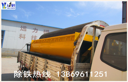 小型磁選機(jī)設(shè)備適用于濕式磁選工藝,是磁選試驗(yàn)常用設(shè)備.遠(yuǎn)力磁電生產(chǎn)的小型磁選機(jī)設(shè)備磁場強(qiáng)度9000-10000GS,適用于赤鐵礦.褐鐵礦.鏡鐵礦.錳礦.鎳礦.鈦鐵礦等弱磁性礦物的濕式磁選作業(yè). 1.小型磁選機(jī)的工作原理 是礦漿經(jīng)給礦箱流入槽體后,在給礦噴水管的水流作用下,礦粒呈松散狀態(tài)進(jìn)入槽體的給礦區(qū).在磁場的作用,磁性礦粒發(fā)生磁聚而形成“磁團(tuán)”或“磁鏈”,“磁團(tuán)”或“磁鏈”在礦漿中受磁力作用,向磁極運(yùn)動(dòng),而被吸附在圓筒上.由于磁極的極性沿圓筒旋轉(zhuǎn)方向是交替排列的,并且在工作時(shí)固定不動(dòng),“磁團(tuán)”或“磁鏈”在隨圓筒旋轉(zhuǎn)時(shí),由于磁極交替而產(chǎn)生磁攪拌現(xiàn)象,被夾雜在“磁團(tuán)”或“磁鏈”中的脈石等非磁性礦物在翻動(dòng)中脫落下來,最終被吸在圓筒表面的“磁團(tuán)”或“磁蓮”即是精礦.精礦隨圓筒轉(zhuǎn)到磁系邊緣磁力最弱處,在卸礦水管噴出的沖洗水流作用下被卸到精礦槽中.非磁性或弱磁性礦物被留在礦漿中隨礦漿排出槽外,即是尾礦.